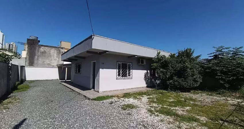 Casa com 2 quartos para alugar na Dom José, 59, Vila Real, Balneário Camboriú