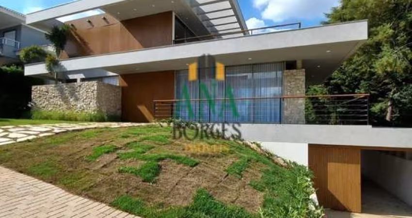 5 Dormitórios, Sendo 4 Suítes: A casa conta com cinco amplos dormitórios, sendo quatro suítes, o que garante total privacidade e conforto para a família.