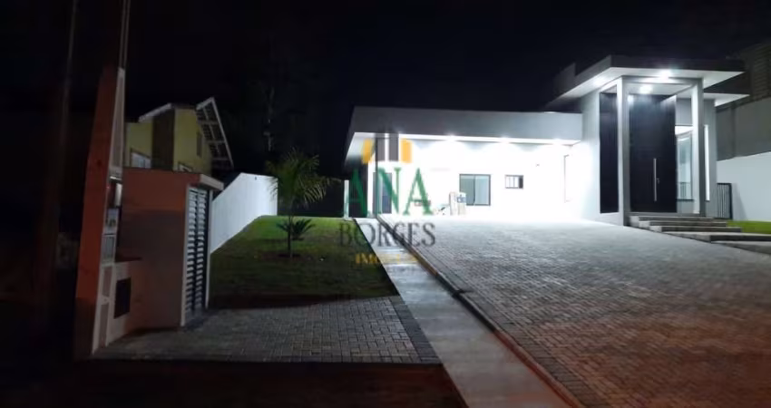 Belíssima Casa a Venda no Parque Village Castelo