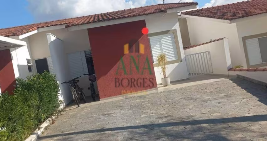 Casa 03 dormitórios em Condomínio.