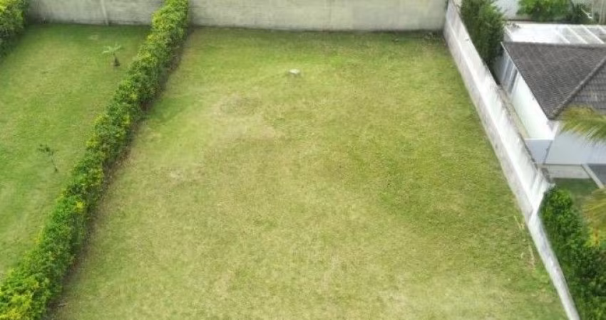 Terreno plano em condomínio fechado no Cacupé