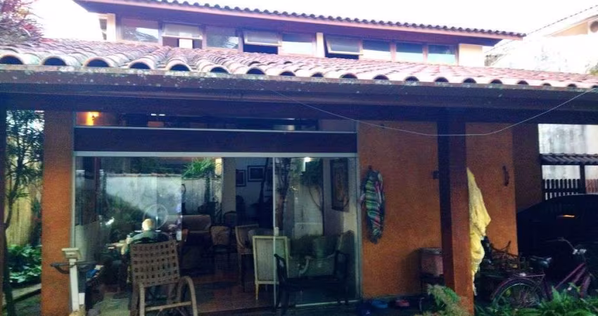 Casa a venda 03 Quartos Suítes no Itaguá em Ubatuba