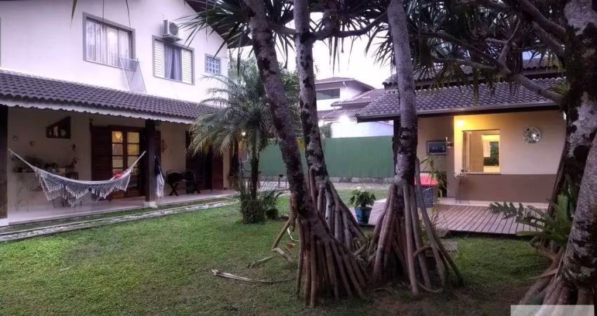 Casa Sobrado Alto Padrão com 04 quartos suítes em Ubatuba