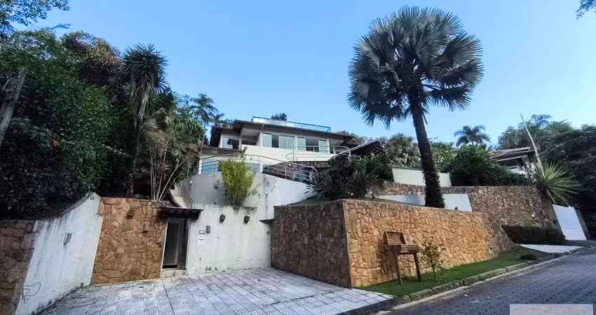 Casa em Condomínio com Piscina na Praia das Toninhas em Ubatuba