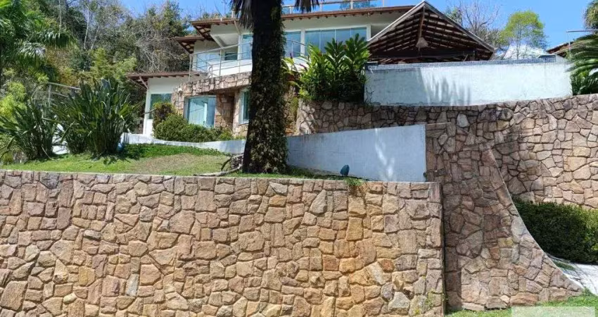Casa em condomínio com piscina na praia das toninhas em ubatuba