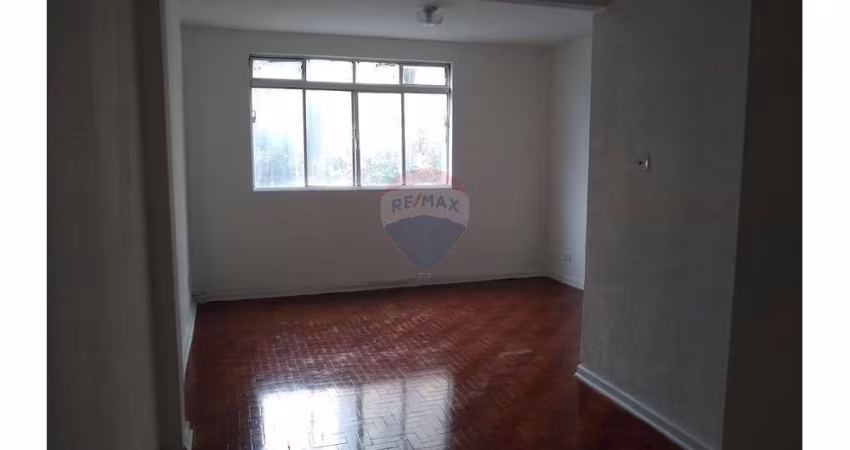 Apartamento com 1 dormitório, cozinha e banheiro.
