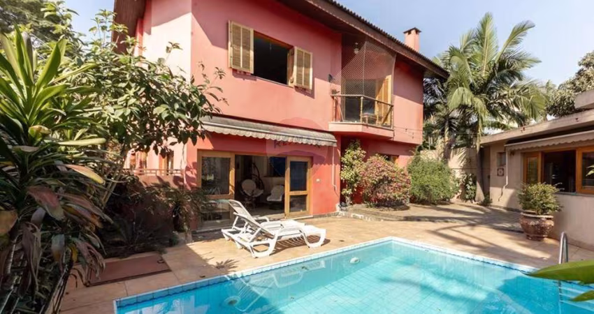 Espetacular casa com 4 suítes, salas de estar e jantar, cozinha, piscina e garagem para 4 veículos