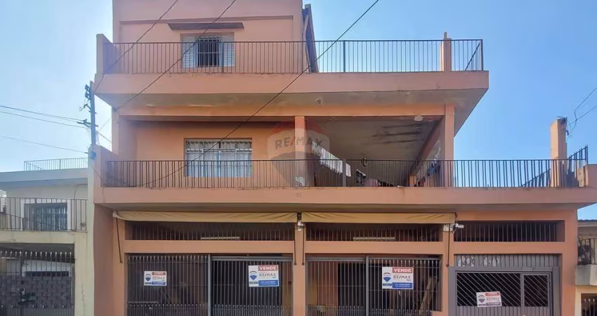 Vende- se Sobrado com 3 andares, localizado na Rua Osório de Castro, 307, Vila Inglesa
