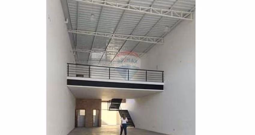 Galpão novo com 300 m² de área construída, ótima localização.