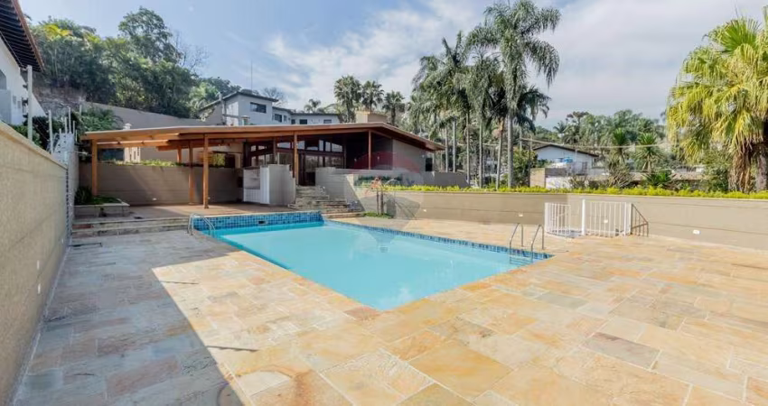 À Venda: Encantadora Casa Térrea, Reformada no Morumbi, Real Parque, com Piscina, Churrasqueira e 8 vagas de garagem.
