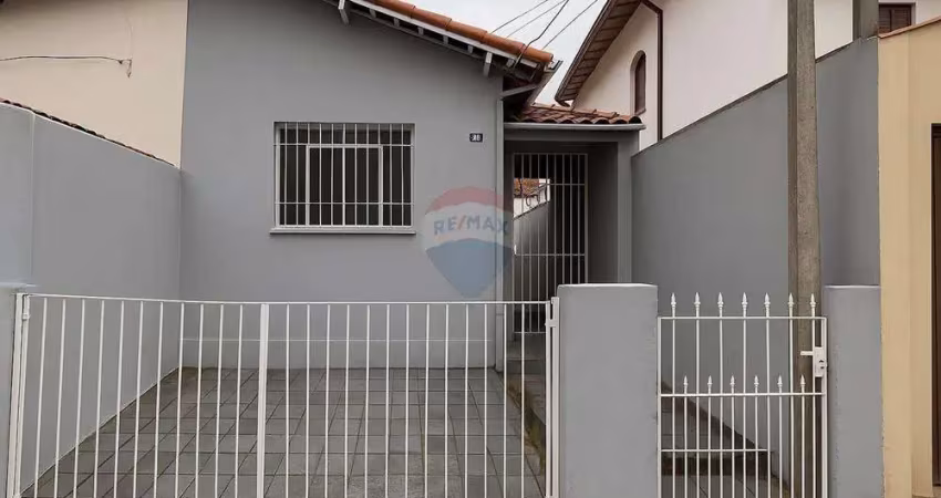Casa composta por 01 dormitório, sala, cozinha, banheiro, área de serviço, quintal, edícula e 1 vaga de  garagem.