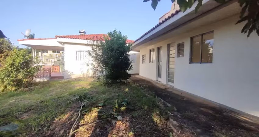 Casa averbada, financia, aceita fgts, com amplo quintal nas mercês