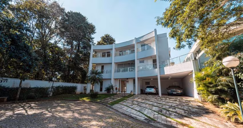 Versátil casa em condomínio para venda com 6 quartos, sendo 4 suítes, 700m²