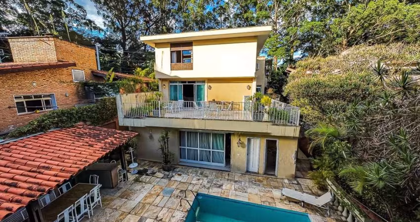 Funcional sobrado para venda com 5 quartos, sendo 3 suítes, 530m²
