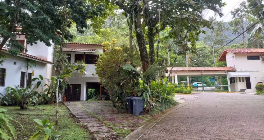 Funcional casa em condomínio para venda com 5 quartos, sendo 5 suítes, 370m²