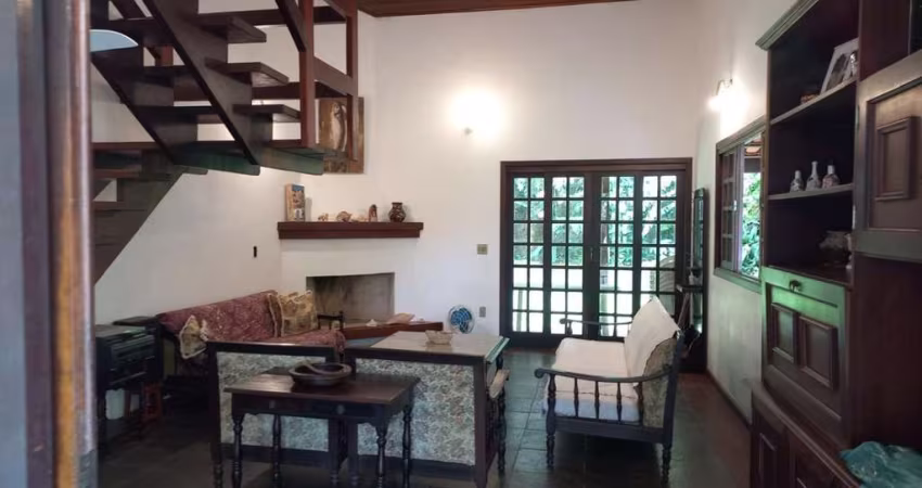 Excelente casa em condomínio para venda com 5 quartos, sendo 5 suítes, 370m²