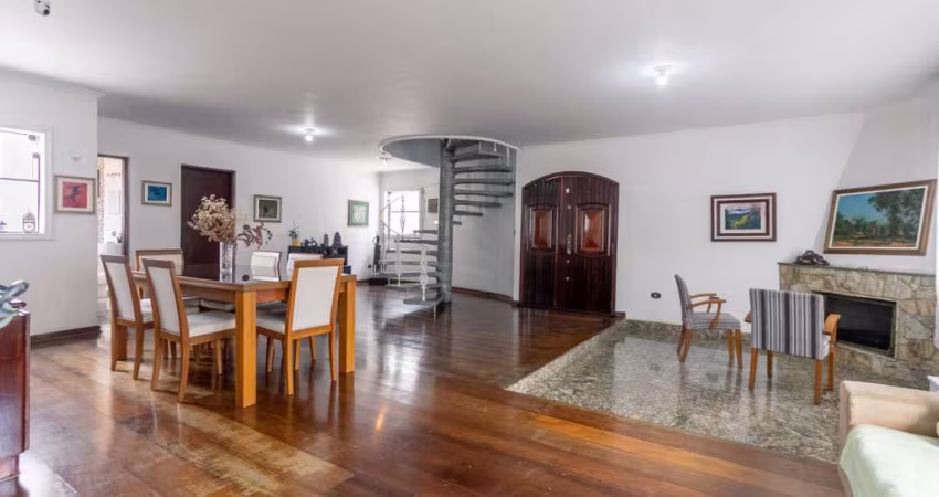 Atraente sobrado para venda com 4 quartos, sendo 2 suítes, 365m²