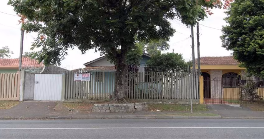 Excelente oportunidade! Terreno à venda com 2 residências, localizado no bairro Hauer.
