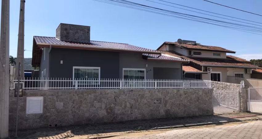 Linda casa novinha em folha em Bombas