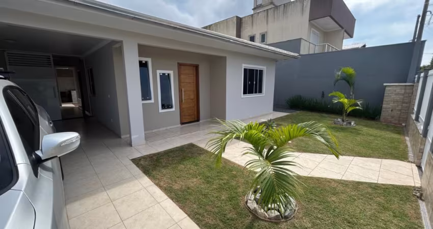 Linda Casa à Venda na Praia de Bombas