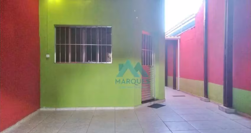 Linda casa com garagem coberta e churrasqueira no quintal