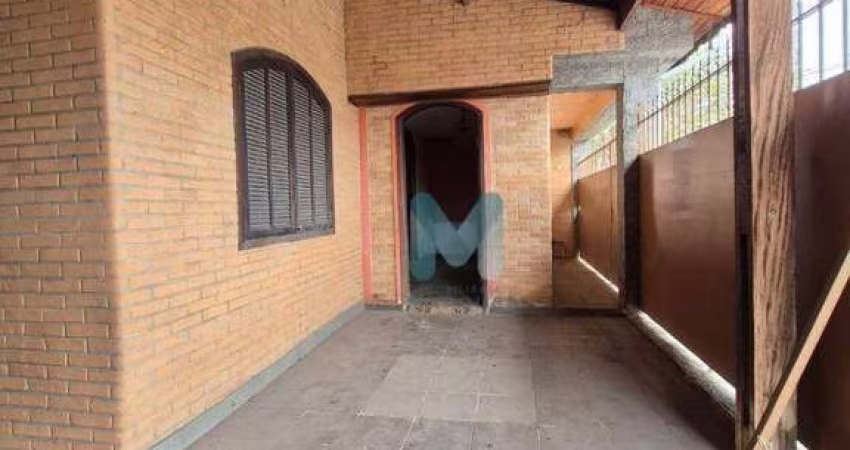 Casa com  3 dormitórios e galpão  em bairro próximo ao Centro