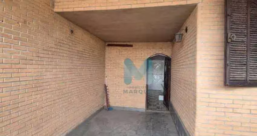 Casa com  3 dormitórios e galpão  em bairro próximo ao centro