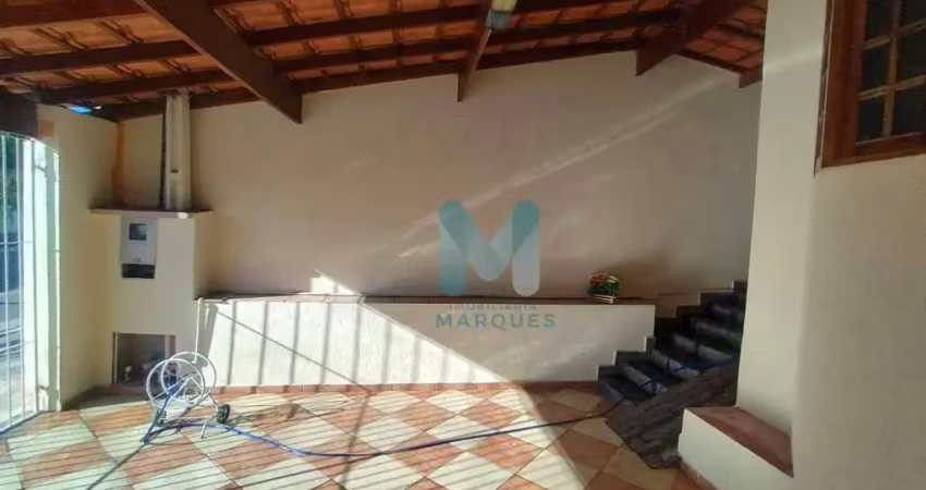 Excelente casa com 3 quartos, garagem coberta e um lido e grande quintal com rancho e churrasqueria no bairro vera cruz em caçapava, sp