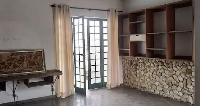 Sobrado com potencial comercial no centro da cidade .