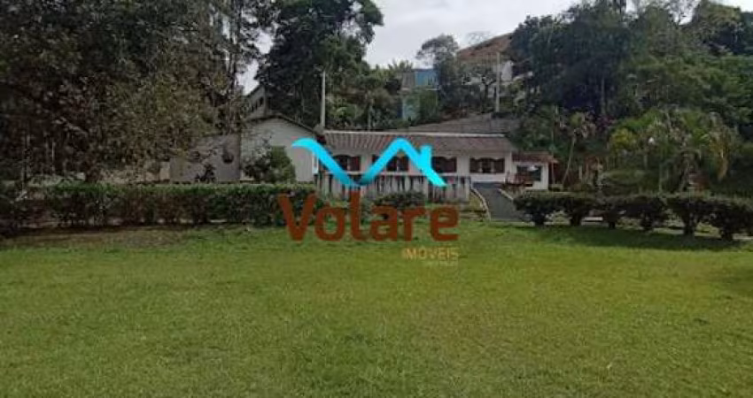 Casa à Venda em Itapevi-SP em terreno de 3.812 m² : 4 quartos, 4 suítes, 4 salas, 5 banheiros, 3 vagas de garagem, 349,35 m de área útil. ² (PL)