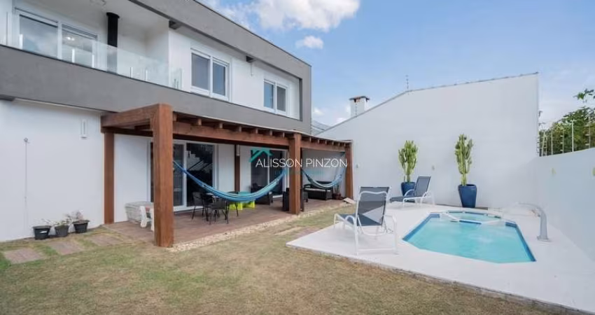 Propriedade com piscina a 100 metros da praia, excelente localização