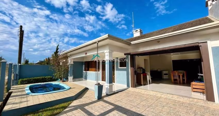 Casa com piscina a 100m da praia