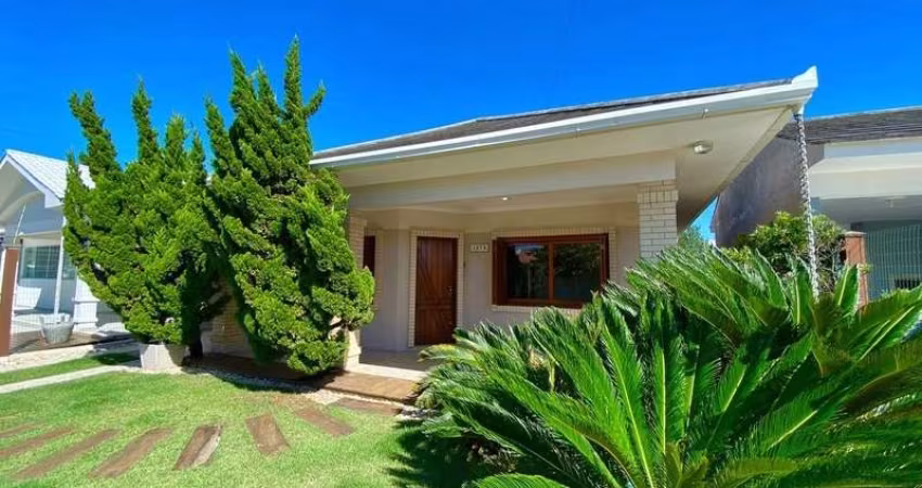 Casa a 150 metros da praia com 04 dormitórios