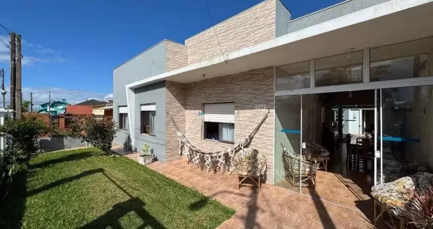 Casa com 07 dormitórios próxima ao mar.