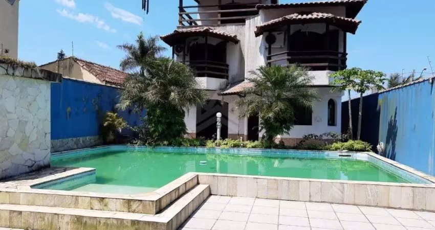 Casa Triplex à Venda no Canto do Forte em Praia Grande com Piscina e 6 Dorms