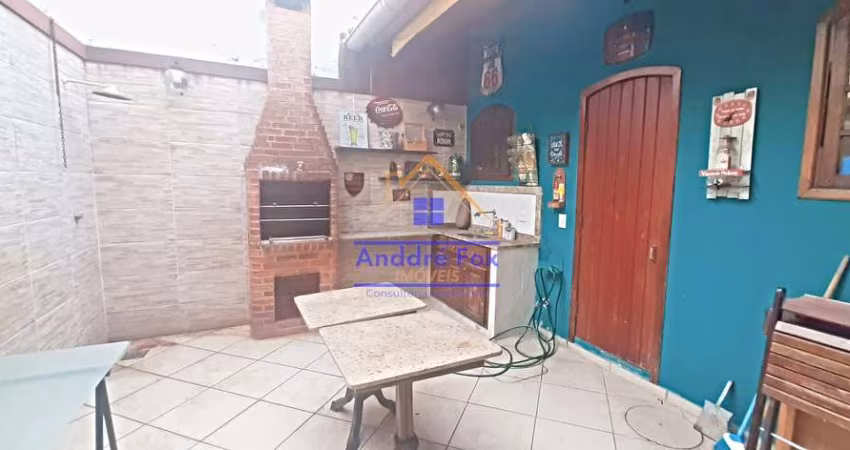 Casa com 3 quartos, armários embutidos, 1 suíte, closet, dependências completa,, área externa à ven