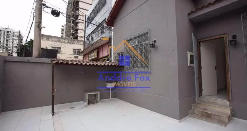 Casa linear com sala, 3 quartos, cozinha, área de serviço, quintal, garagem para 2 carros, à venda,