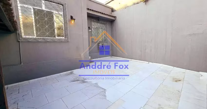 Casa linear com sala, 3 quartos, cozinha, área de serviço, quintal, garagem para 2 carros, à venda,