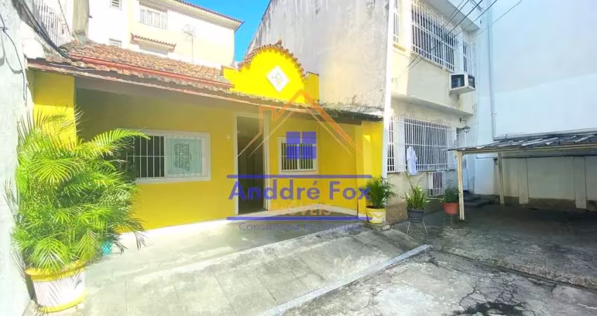 Casa com sala, 2 quartos, cozinha, área de serviço, quintal, garagem para 1 carro, à venda, 70 m²,