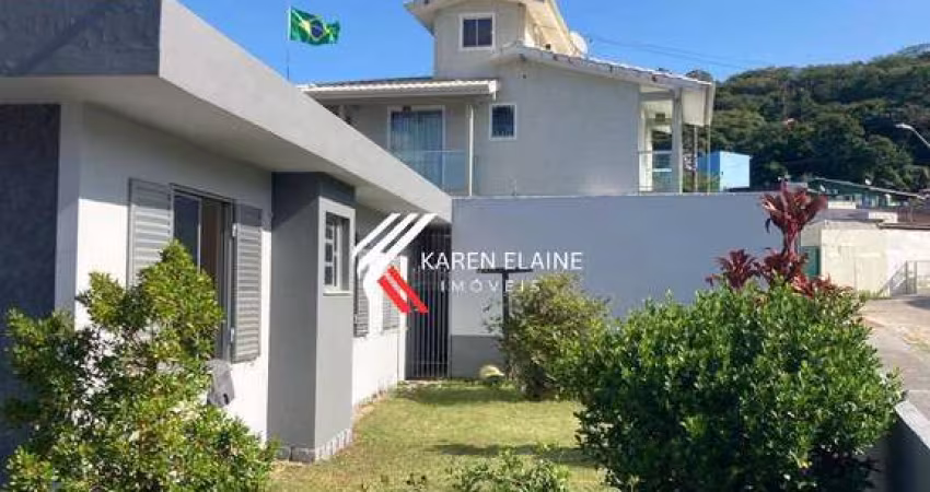 Casa à venda com 4 dormitórios, sendo 1 suíte no Centro Histórico São José.