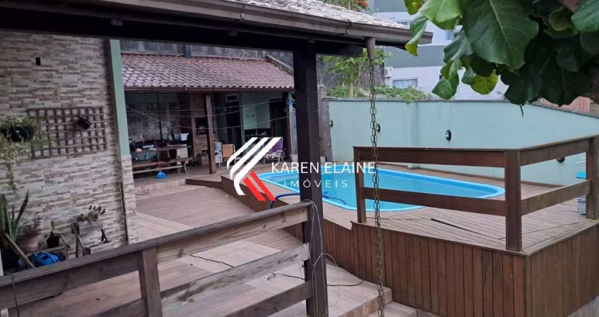 Casa à Venda com terreno, 04 dormitórios sendo 01 suíte em São José SC