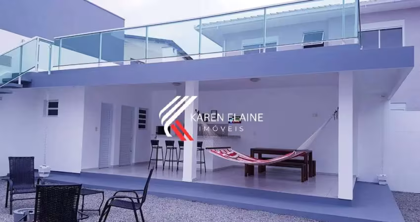 Casa mobiliada à venda c/ 3 dormitórios, sendo 1 suíte à 125metros da praia