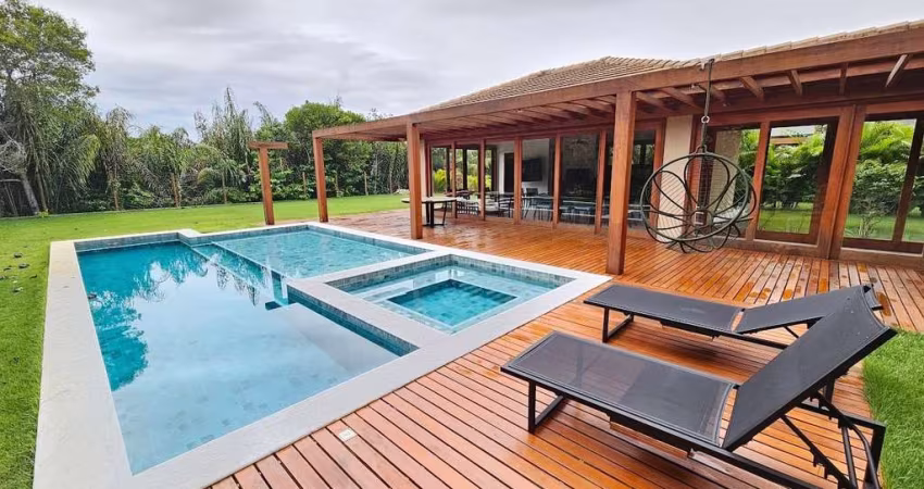 Casa de Luxo em Condomínio: 4 Quartos, 4 Suítes, 2 Salas, 6 Banheiros, 4 Vagas, 250m² - Praia do ForteMata de São João-BA.