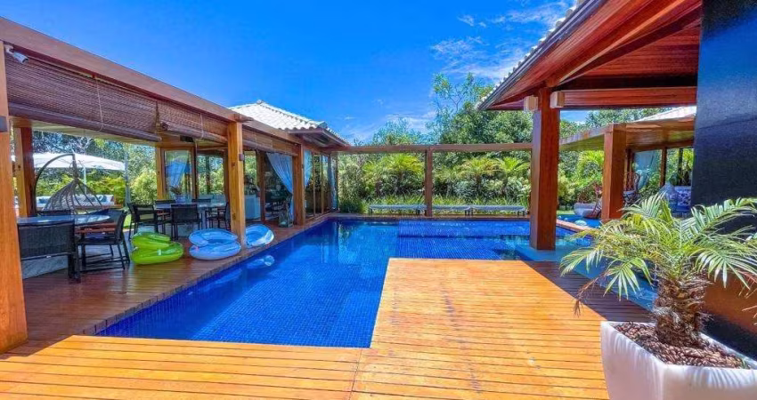 Casa de Luxo em Condomínio na Praia do Forte: 4 Quartos, 4 Suítes, 6 Banheiros, 4 Vagas de Garagem, 400m² de Área. Venda ou Locação em Mata de São João-BA.