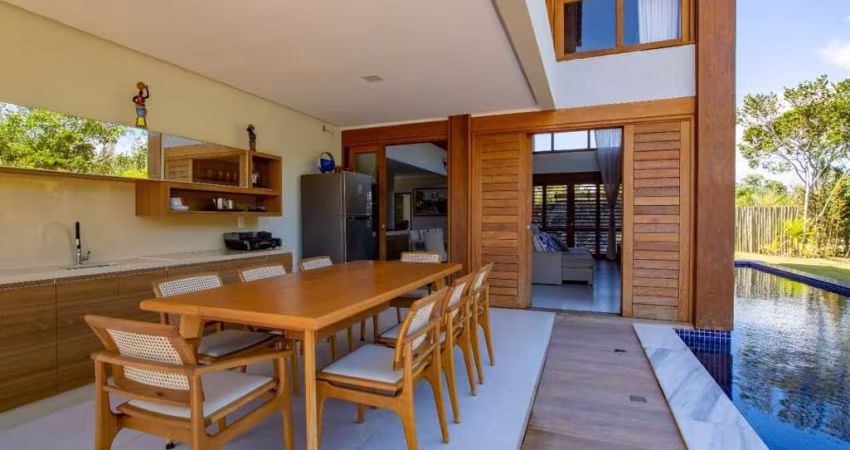 Imperdível Casa em Condomínio na Praia do Forte: 4 quartos, 4 suítes, 1 sala, 6 banheiros, 3 vagas de garagem e 444m² de área!