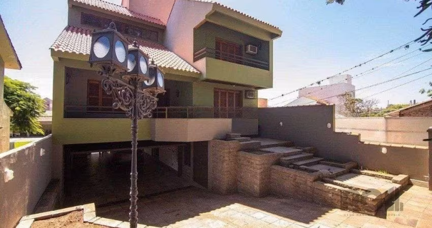 Casa para Venda - 443m², 3 dormitórios, 4 vagas - Alto Petrópolis