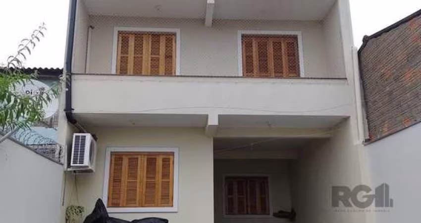 Casa com 3 quartos, 4 vagas de garagem, salão de festa, sacada 198m² no bairro Rubem Berta, Porto Alegre/RS
