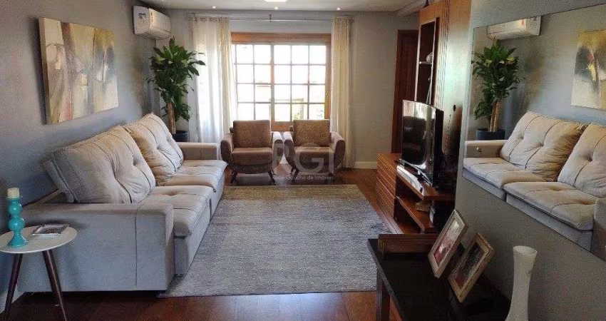 Excelente casa com 03 suíte, espaço gourmet com churrasqueira, living com lareira, pátio com piscina e garagem para 02 carros no bairro Espírito Santo