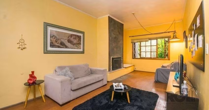 Excelente casa de 354m² com 5 dormitórios e 8 vagas.