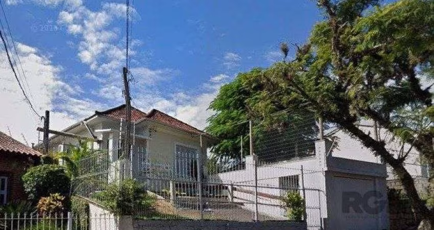 Casa 3 dormitórios, 1 vaga de garagem ampla e coberta. Possui edícula com 3 peças. Espaço com churrasqueira e dispensa. Área total de 484m².